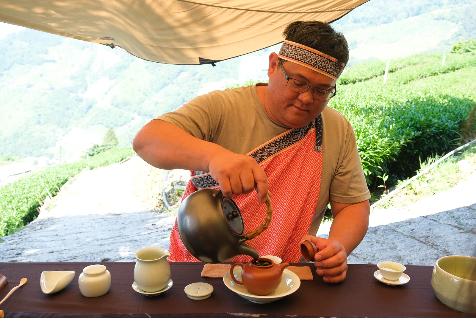 茶師在茶園中講解當地茶的特色。