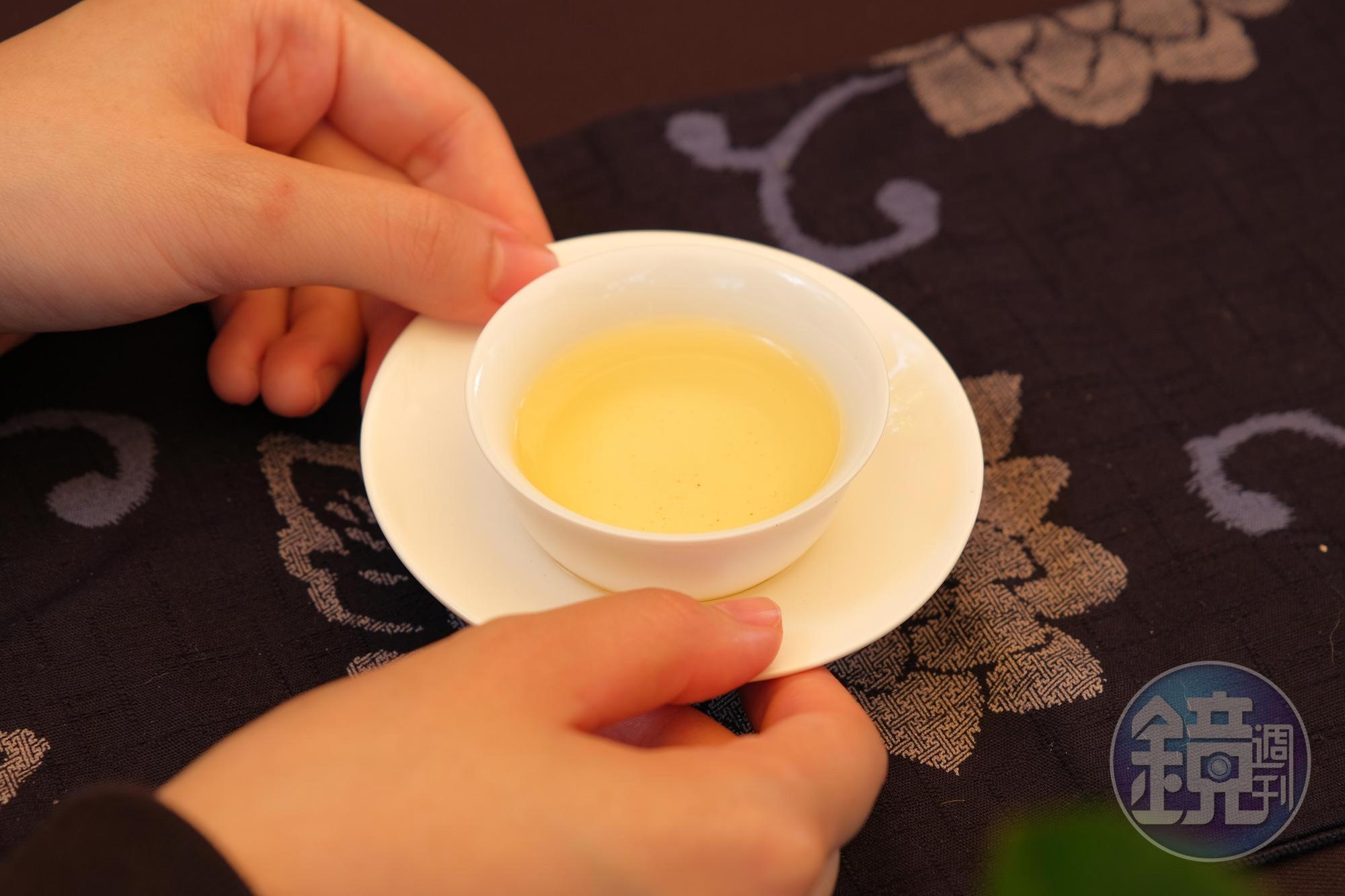 金黃色的茶湯，充滿高山茶獨有的甜味及回甘。