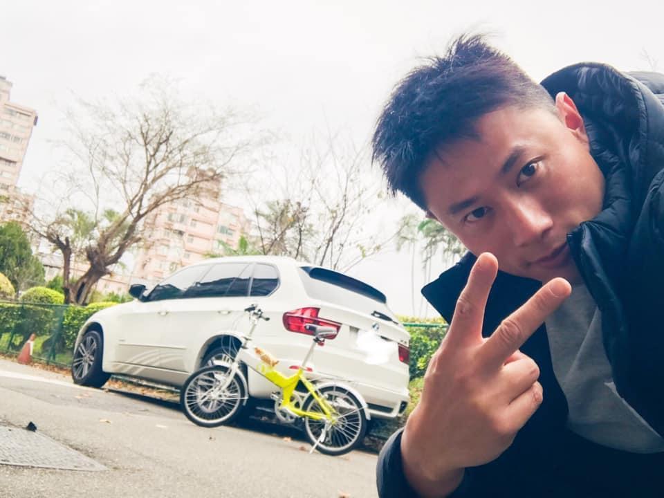 已婚小刀驚傳與酒店小姐關係甚密。(翻攝自臉書)