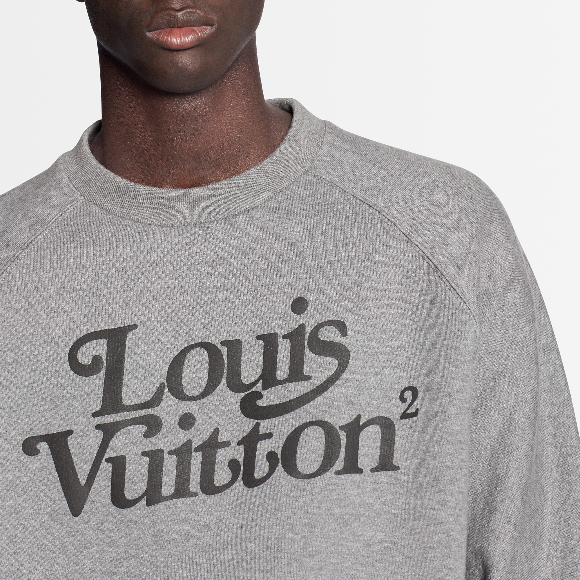 LV²聯名系列灰色衛衣。NT$34,100。（路易威登提供）