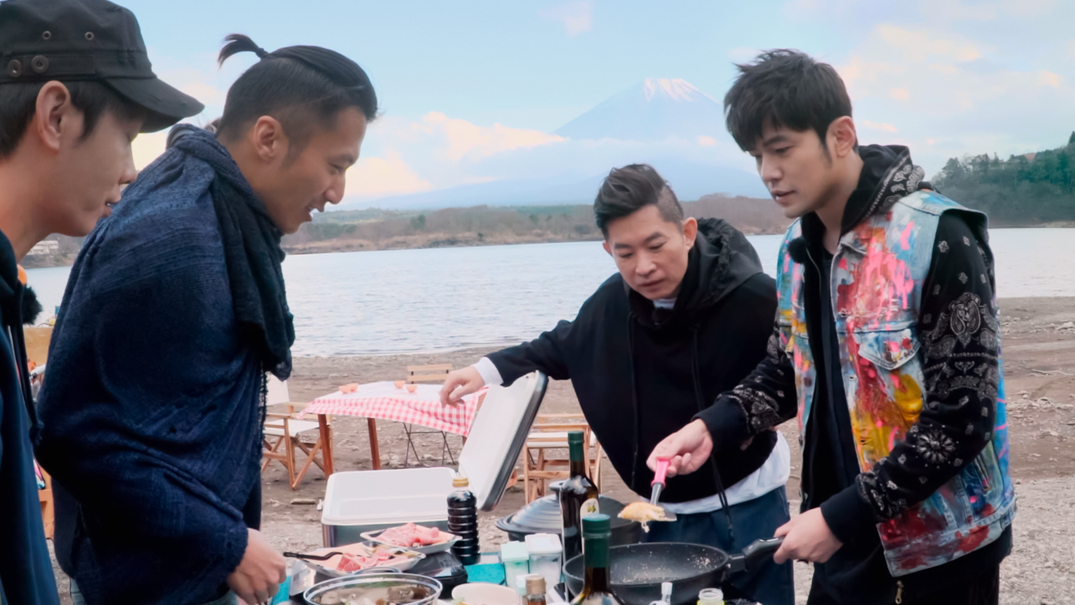 謝霆鋒（左2）周杰倫（右1）在湖邊展開廚藝大對決。（Netflix提供）