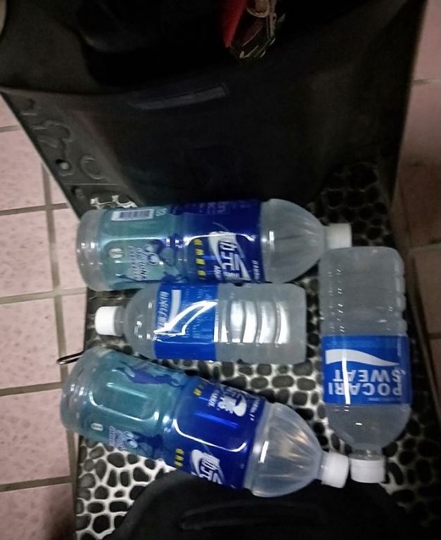 一名女子發文抱怨全聯店員拒絕外借購物籃,最後只好把飲料放置在機車踏墊上。(翻攝自臉書)
