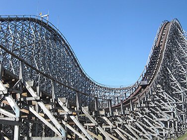 許多人搭乘雲霄飛車都會忘情尖叫，這真的禁止得了嗎？（翻攝自推特）