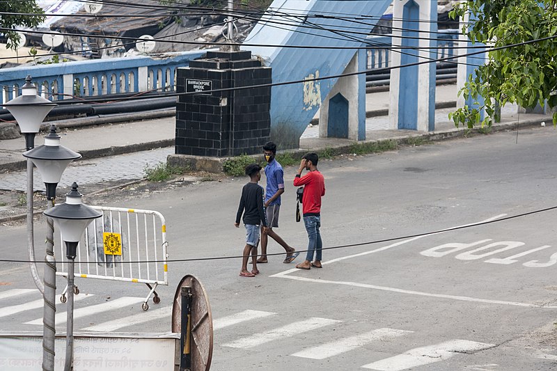 印度人響應杯葛中國產品的呼聲，大量下載「移除中國Apps」，把手機內抖音等應用程式刪除。圖為印度年輕人為抖音拍攝影片。（翻攝Wikimedia Commons）