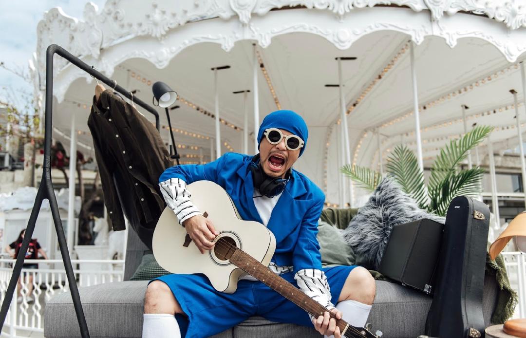 黃明志與高雄市政府觀光局合作發表了高雄觀光推廣主題曲〈出去走走〉。（亞洲通文創提供）