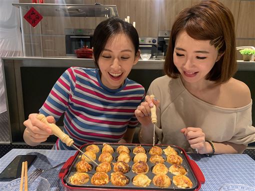 謝忻和袁艾菲一起做章魚燒，分享心情。（風雅國際娛樂提供）