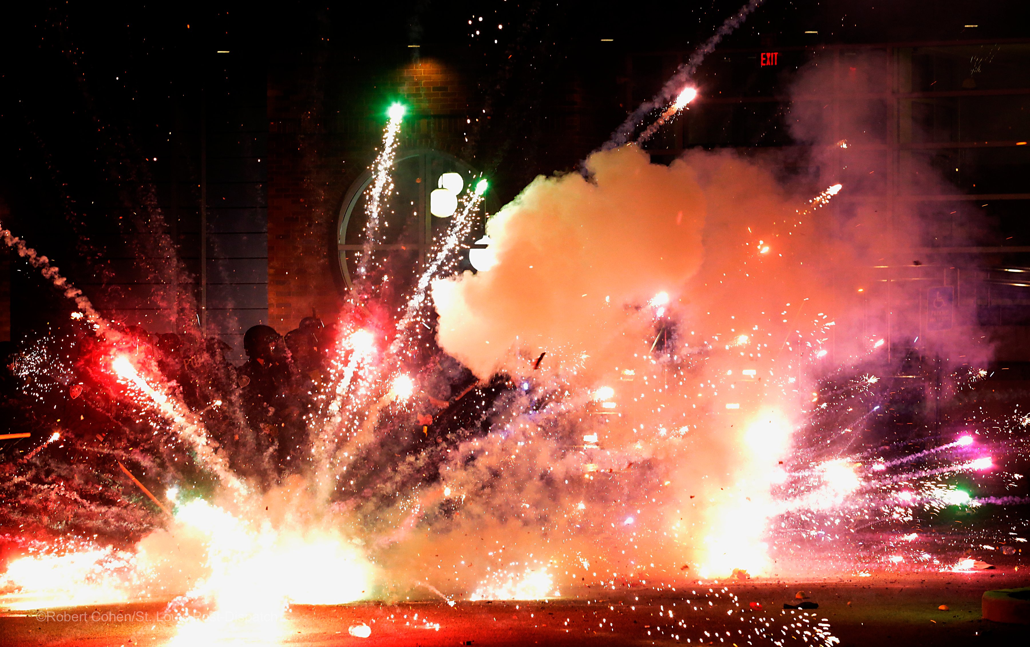 川普發表「秩序宣言」當晚，白宮外圍和平抗議的群眾卻遭到催淚彈、橡皮子彈無預警的攻擊。（翻攝自@kodacohen推特）