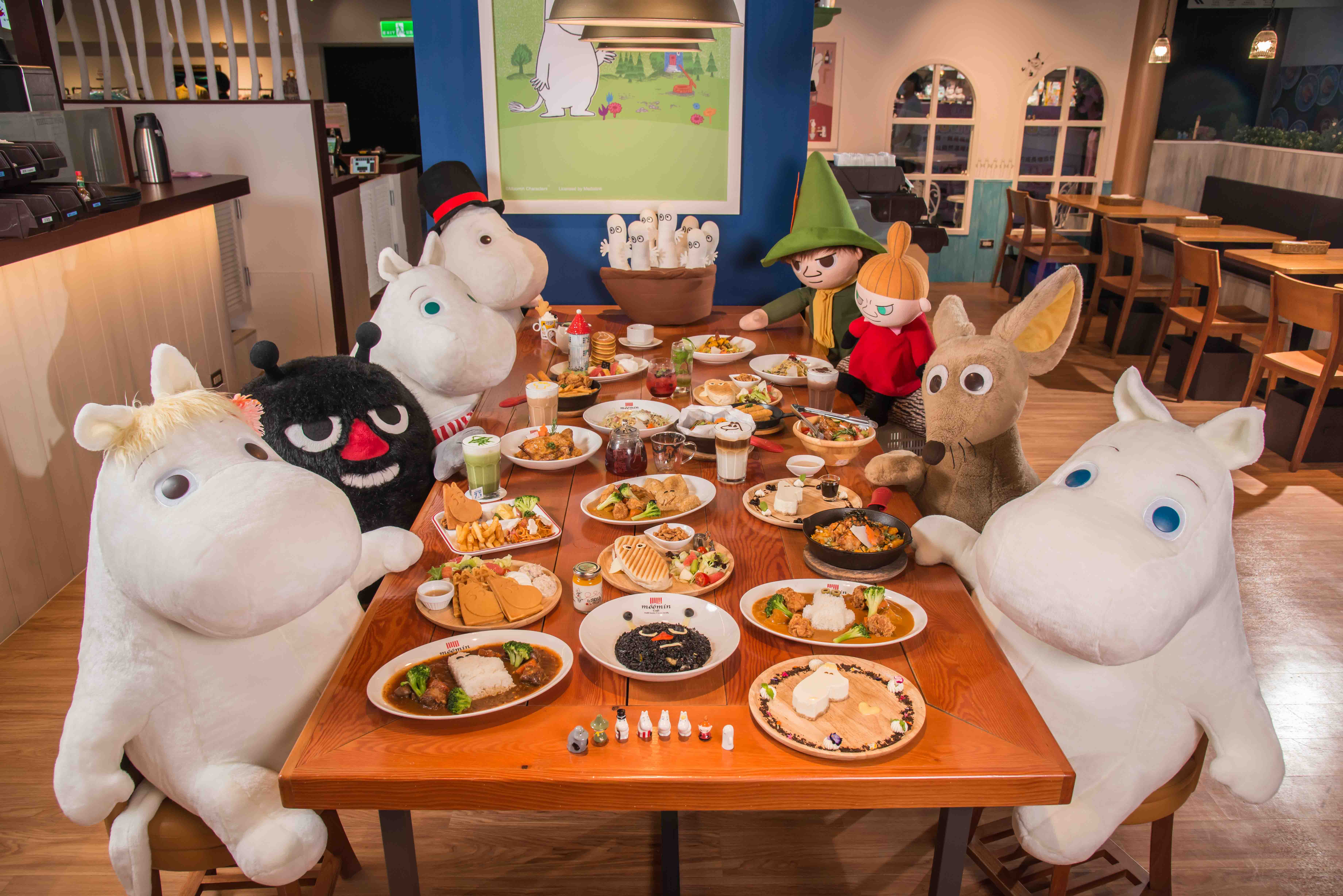 嚕嚕米全家人直接坐在椅子上，示範防疫距離。（Moomin Café嚕嚕米主題餐廳提供）