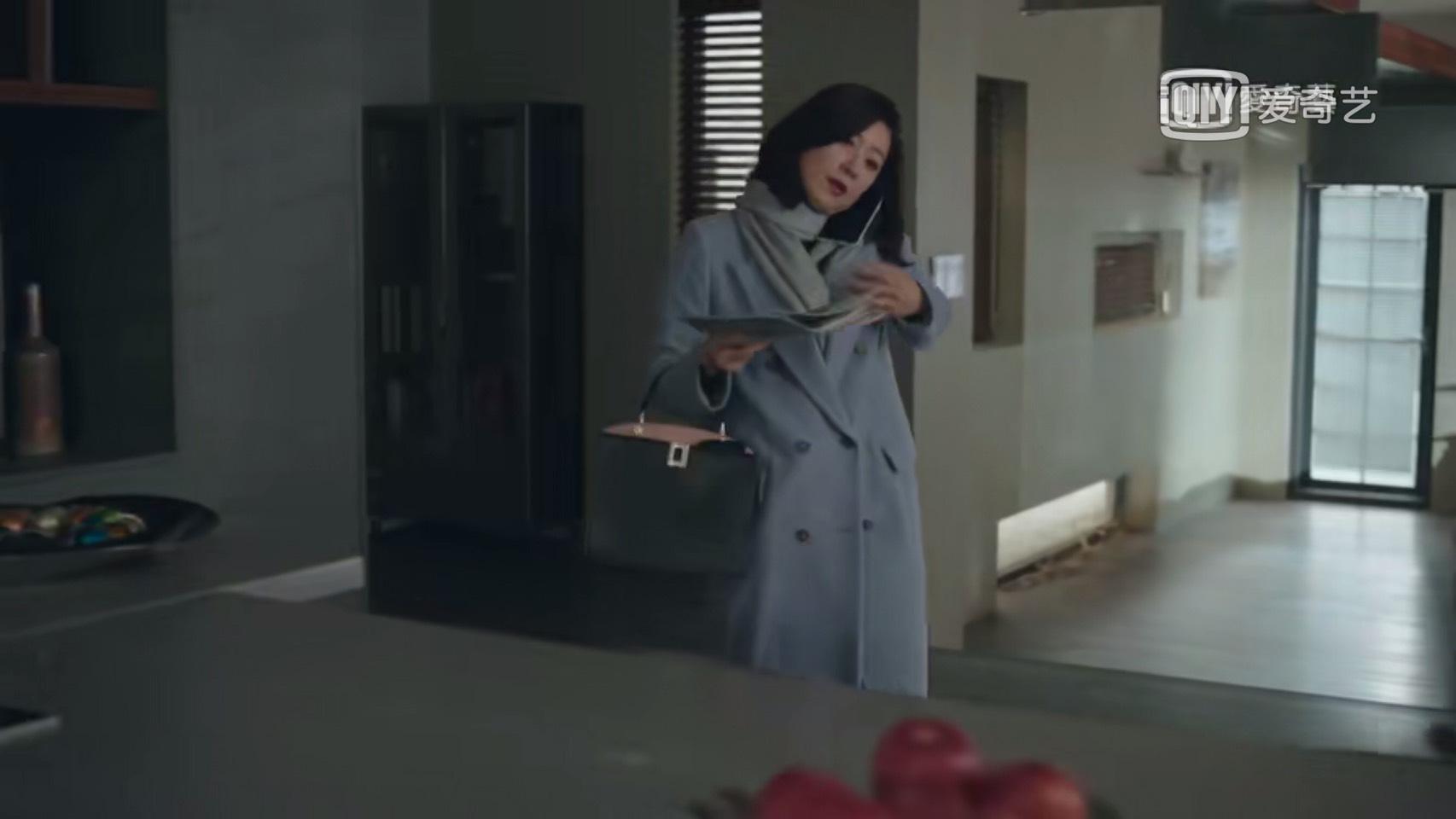 韓劇《夫妻的世界》裡，金喜愛拎著So Vivier進家門。（翻攝自愛奇藝台灣站）