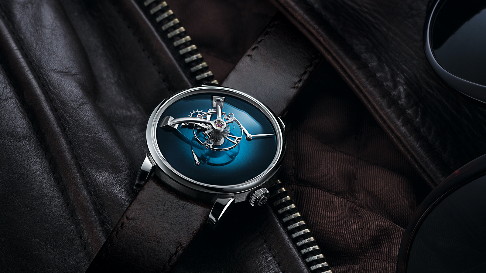 LM101 MB&F X H. MOSER 電光藍｜錶徑40mm、不鏽鋼材質、時間及動力儲存指示、手上鏈機芯、限量15只、建議售價NT$ 1,680,000
