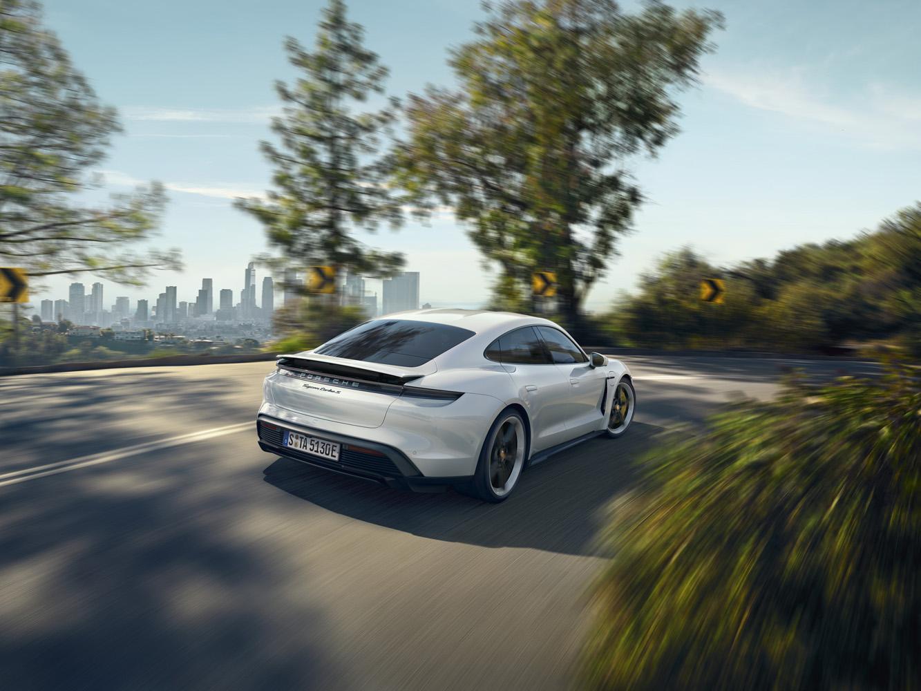 Taycan Turbo S可輸出動力高達761 PS（560 kW），Taycan Turbo 則為680 PS（500 kW），而Taycan 4S可提供571 PS（420 kW）最高動力輸出。