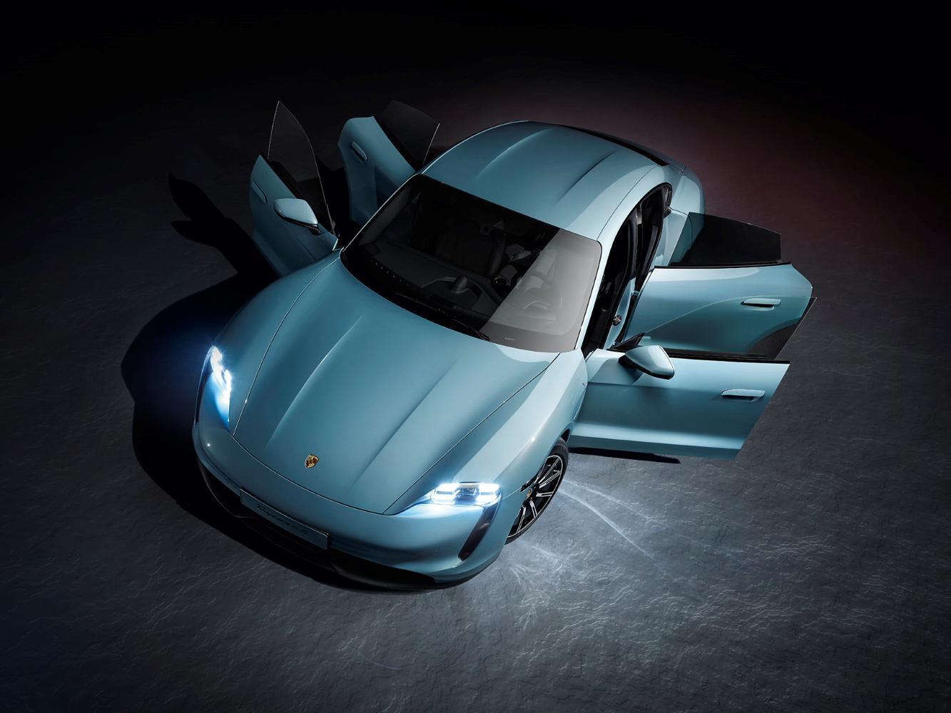  Porsche Taycan 為首款搭載 800 V動力系統的量產車款，僅需 5 分多鐘便能透過高速充電站的直流電，充電至 100 km續航力。