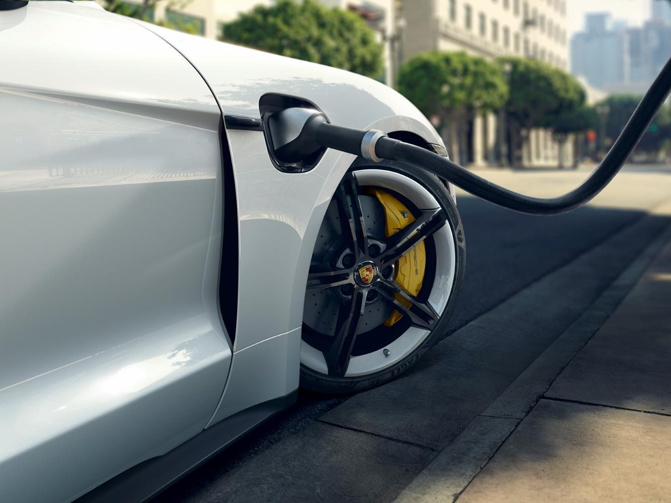 Porsche Taycan目前與全國超過1,500座公共交流電充電設施相容；台灣保時捷也正積極佈建充電網絡，包含Destination Charging目的地充電網，與Porsche Turbo Charging高速充電站。