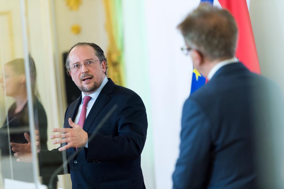 奧地利外交部長查倫柏（左）宣布，今天起進入奧地利將不再有邊境檢查，但與義大利邊界的入境限制仍暫時維持。（翻攝自Österreichisches Außenministerium臉書）