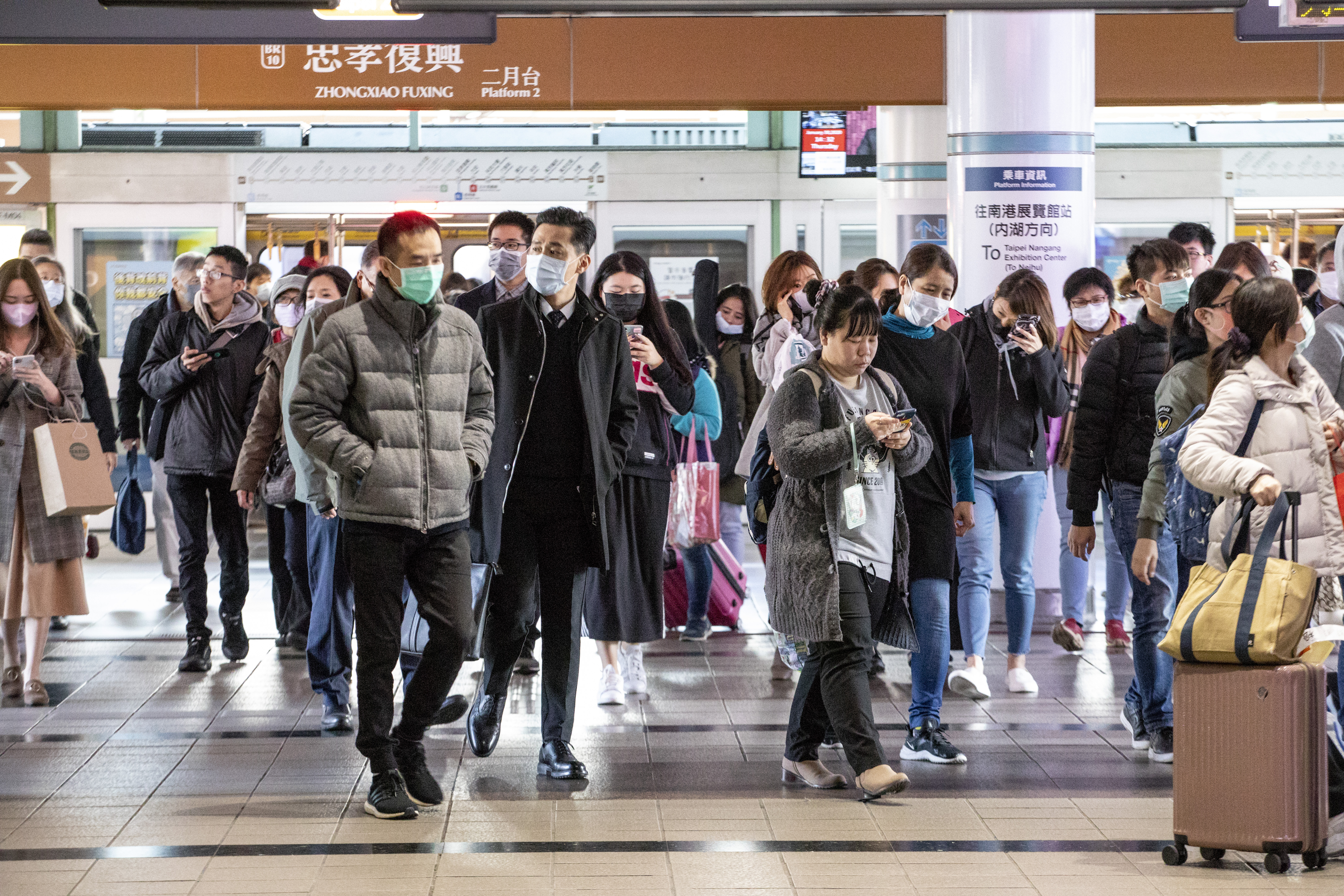 本月7日起若在大眾交通運輸工具內能保持社交距離或有適當阻隔措施，可不用戴口罩。