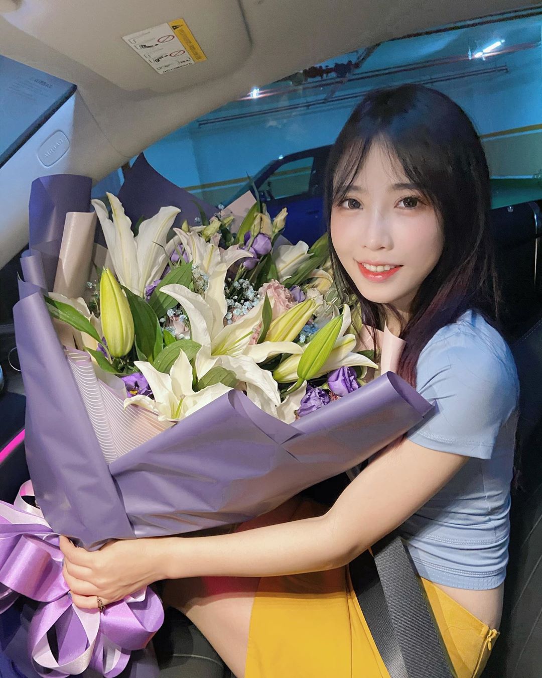 咪妃手拿鮮花在副駕駛座甜笑,背景疑似Joeman的車子。