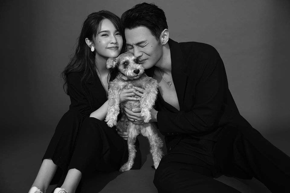 楊丞琳曬出與李榮浩及狗女兒Yumi合照，堪稱一家三口全家福。（翻攝自楊丞琳臉書）