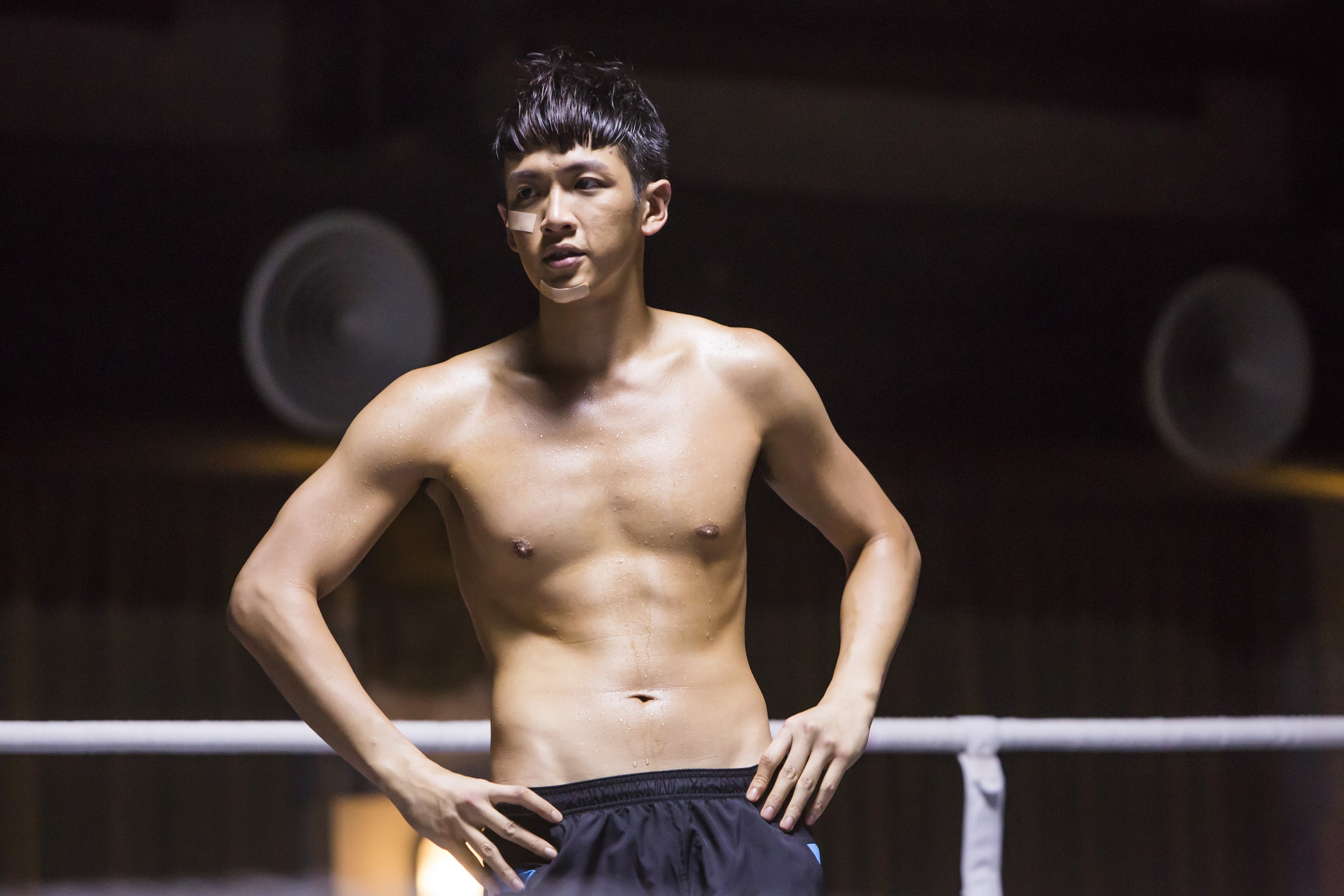 柯震東在片中飾演屢敗屢戰拳擊手,有許多裸上身鏡頭,他謙稱自己僅僅有「淺淺的鮪魚線」。(傳影互動)