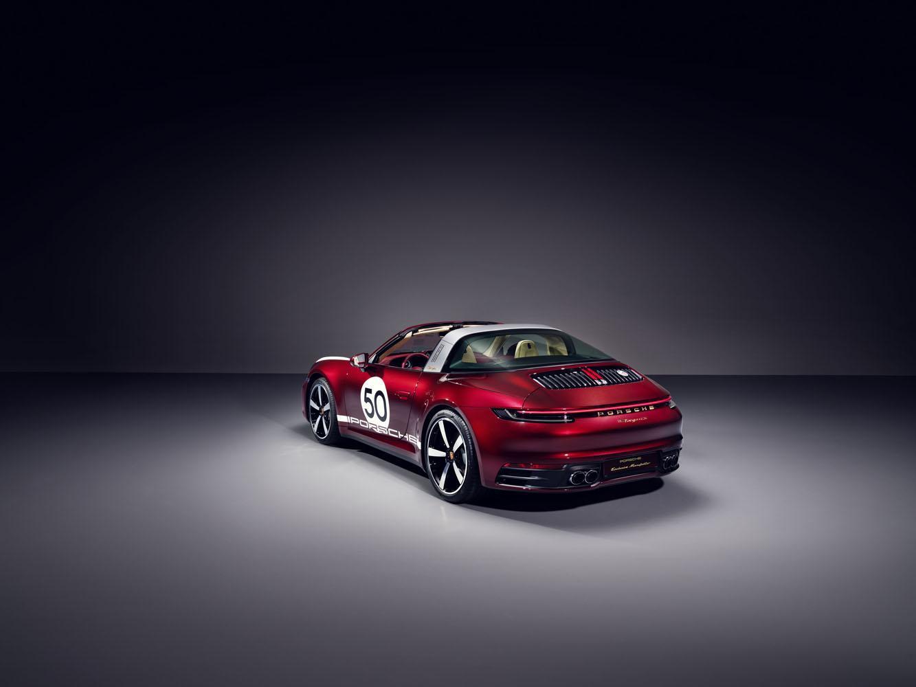 911 Targa 4S Heritage Design Edition車色提供專屬的金屬櫻桃紅（Cherry Metallic）與其他四款車色，搭配金色盾徽並以復古白色塗裝勾勒，展現強烈的 1950 年代復古風格。