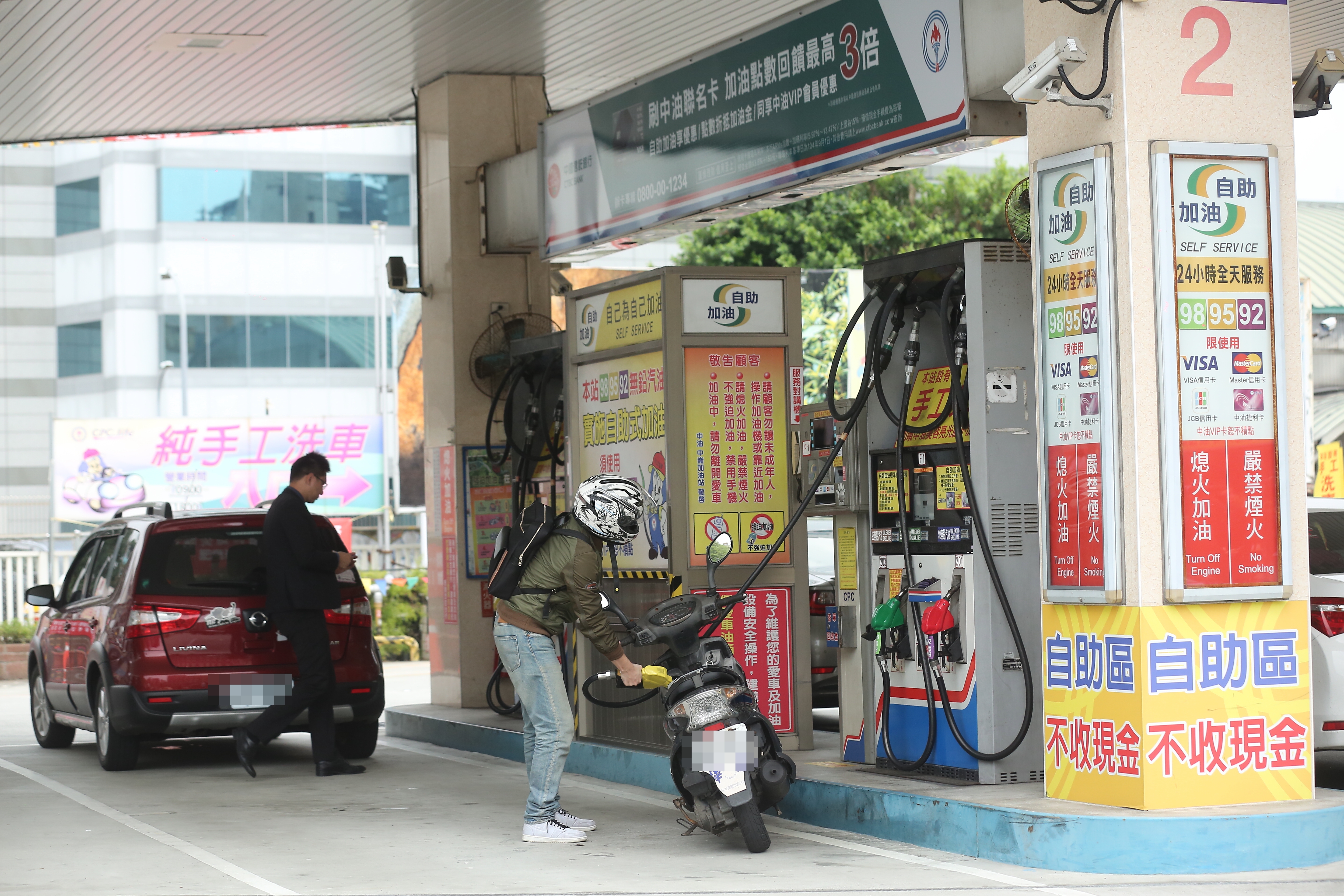 若依中油浮動油價調整機制計算，下週國內油價將連6漲，預估汽油、柴油零售價格每公升分別大漲1.8元及1.6元。（本刊資料照）