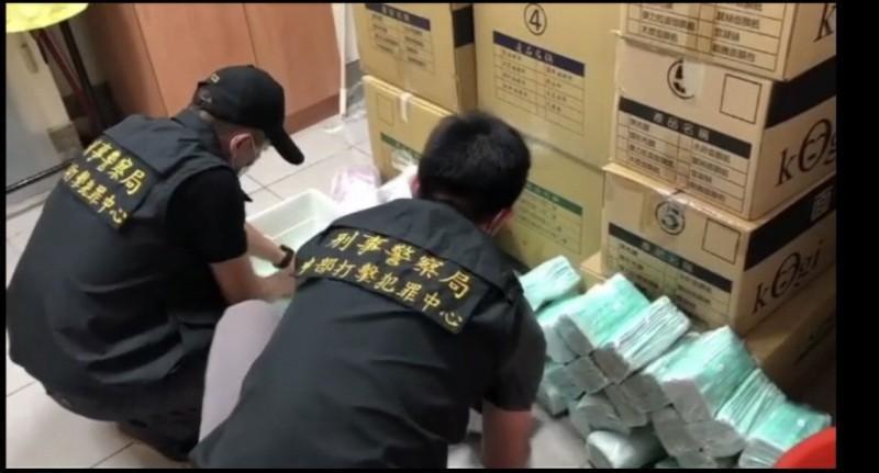 中打幹員搜索口罩工廠。(翻攝畫面)