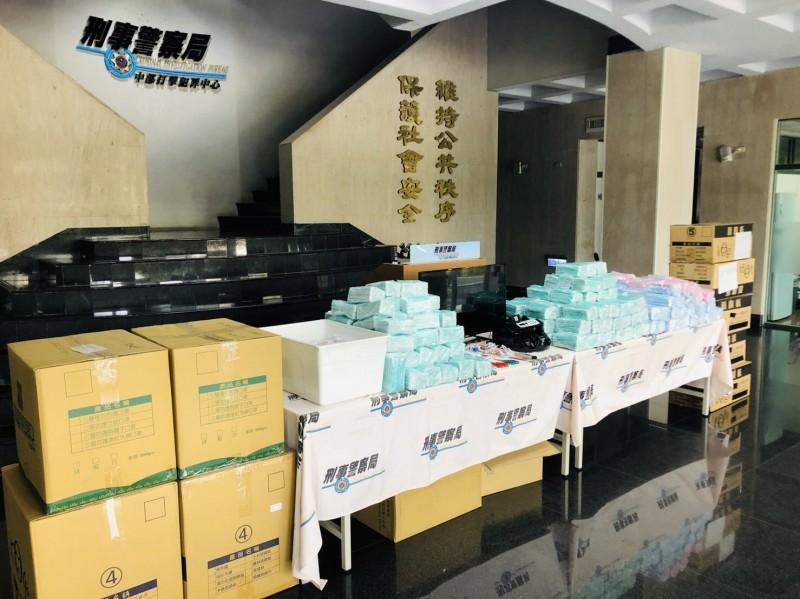 中打查扣醫療用口罩成品及半成品逾18萬片。(翻攝畫面)