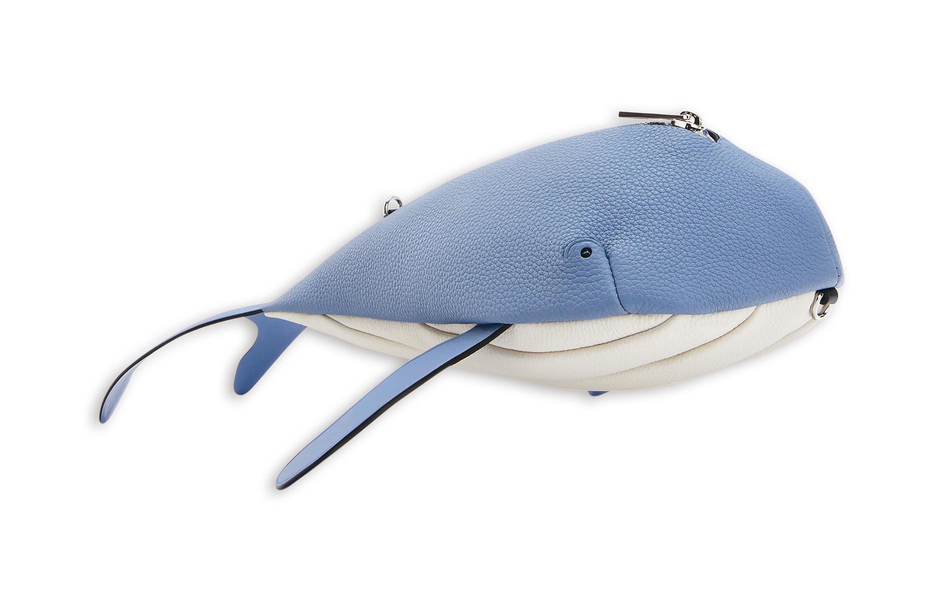 Whale鯨魚造型小牛皮肩背包,NT$48,000。(LOEWE提供)