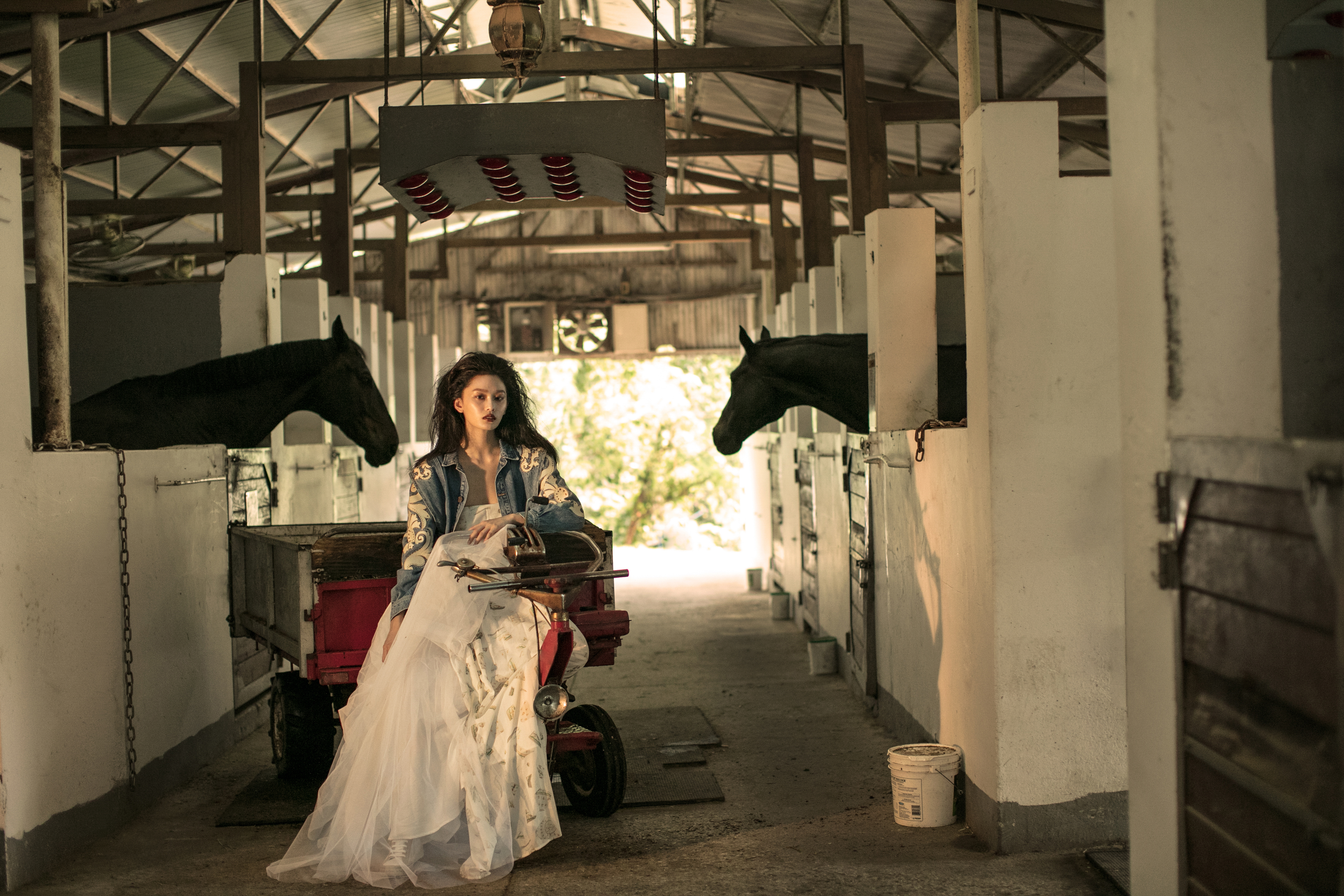 刺繡設計牛仔夾克NT$18,320 by sandro／瓷盤圖案紗裙NT$35,800 by agnès b.／高筒運動鞋NT$25,500 by PRADA