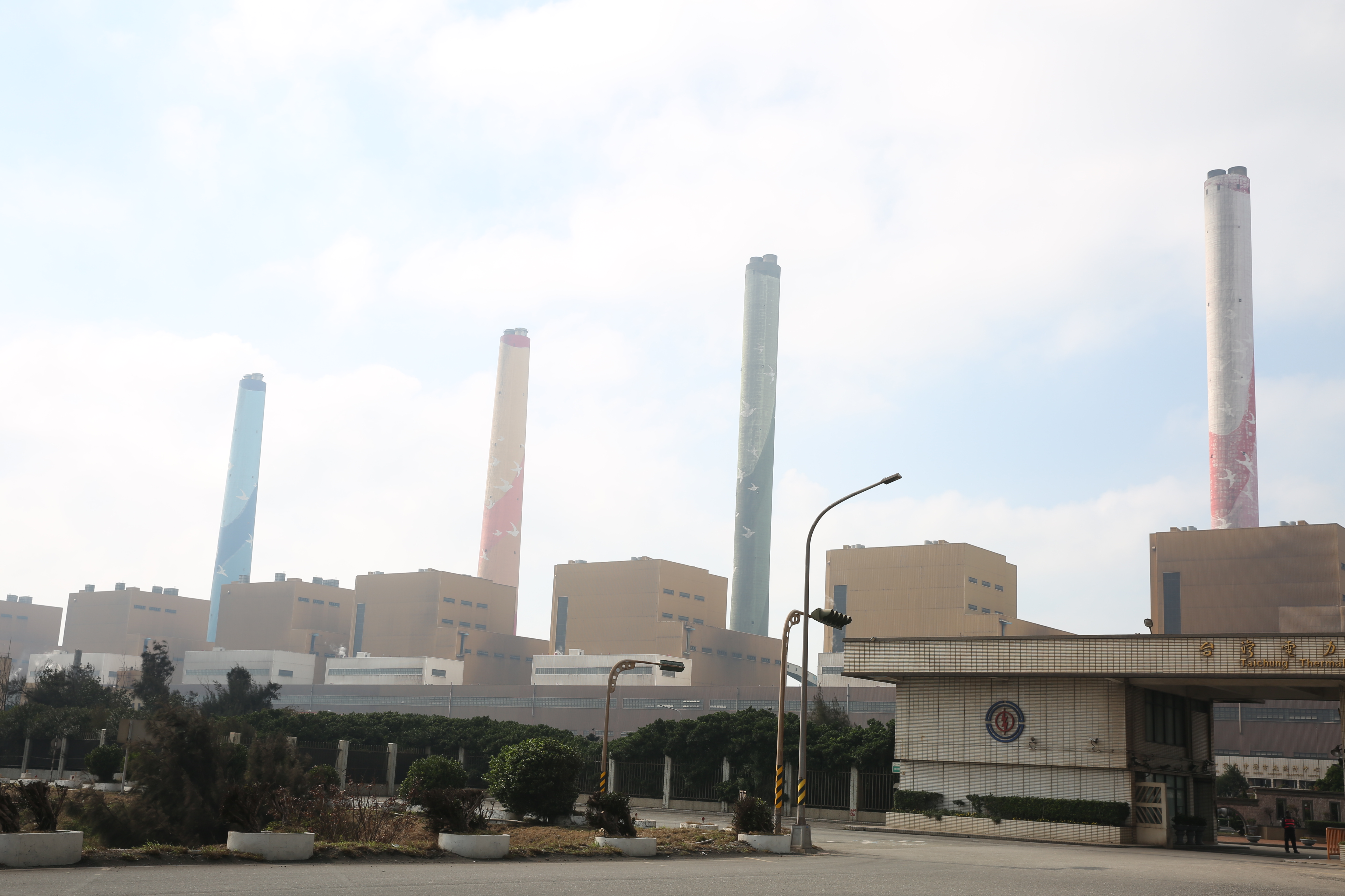台電台中火力發電廠的高聳煙囪是台中人長久的痛苦來源。