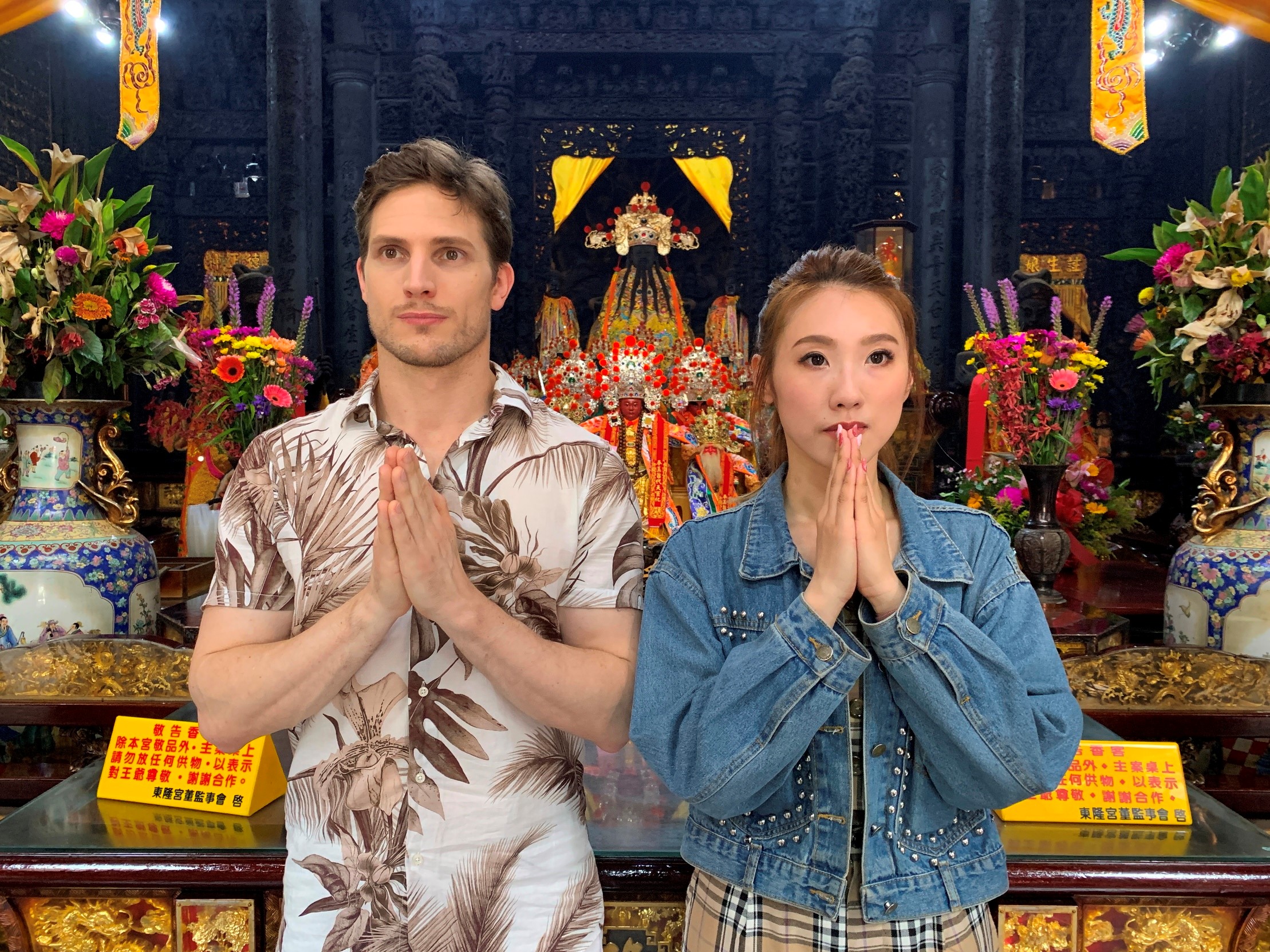 謝金晶(右)與賀少俠(左)在《匠紫也可以》節目中，展開中西實測台灣信仰。（圖／三立提供）