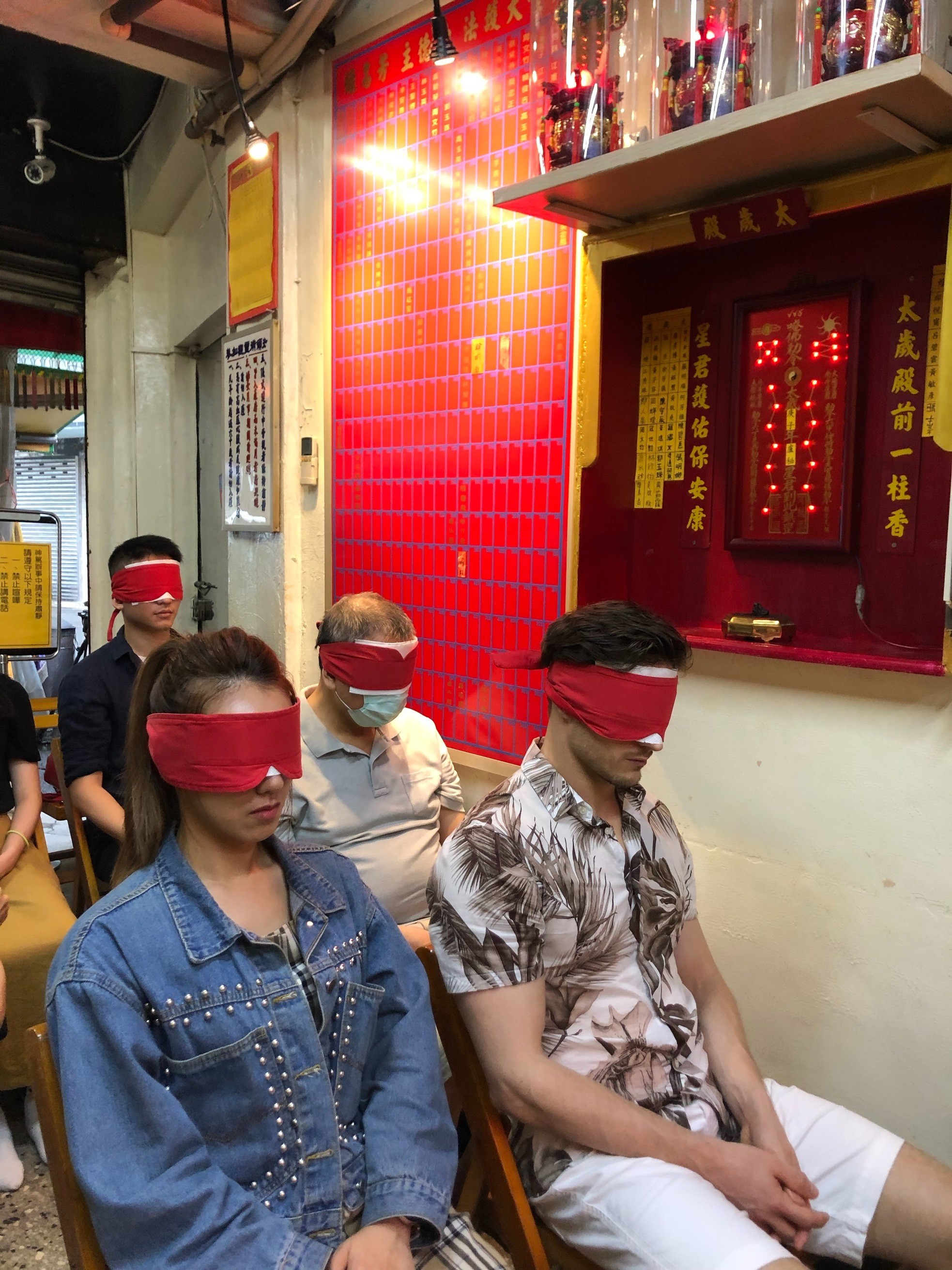 謝金晶(左)與賀少俠(右)嘗試觀落陰。（圖／三立提供）