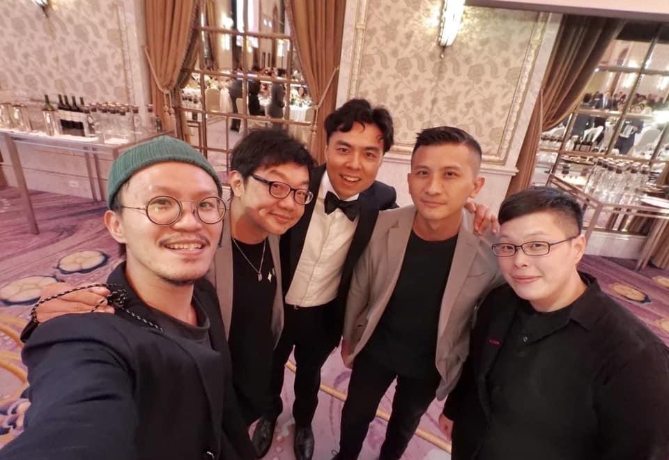 曹源峰(左二)與特效郭憲聰(左起)、錄音師陳亦偉、聲音設計高偉晏、聲音設計簡豐書是不同世代但同屬中影出身的技術人員。(曹源峰提供)