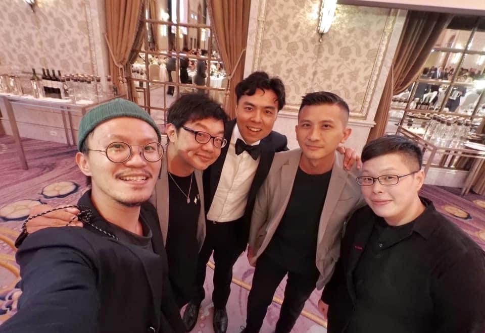 曹源峰(左二)與特效郭憲聰(左起)、錄音師陳亦偉、聲音設計高偉晏、聲音設計簡豐書是不同世代但同屬中影出身的技術人員。(曹源峰提供)