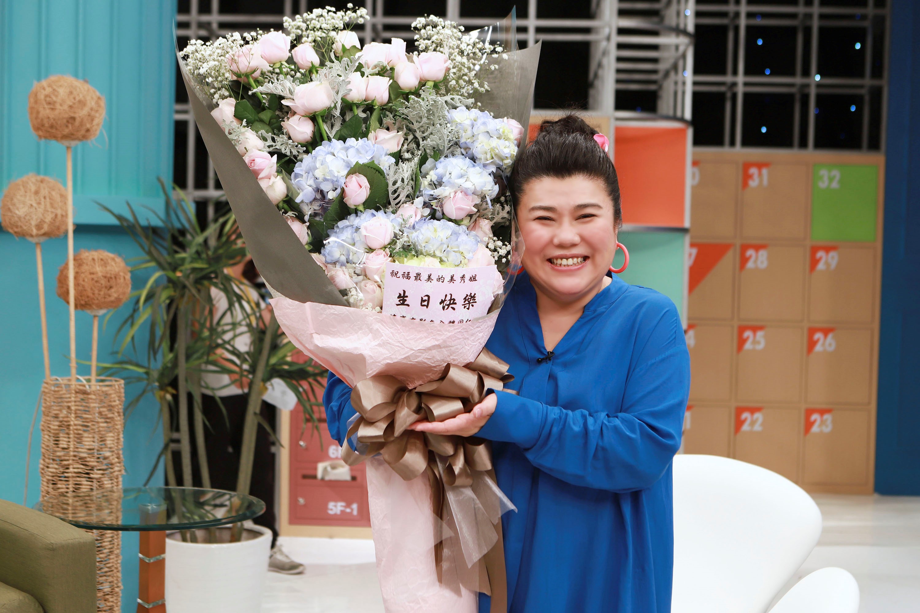 6月6日生日的林美秀在攝影棚開心慶生。（民視提供）