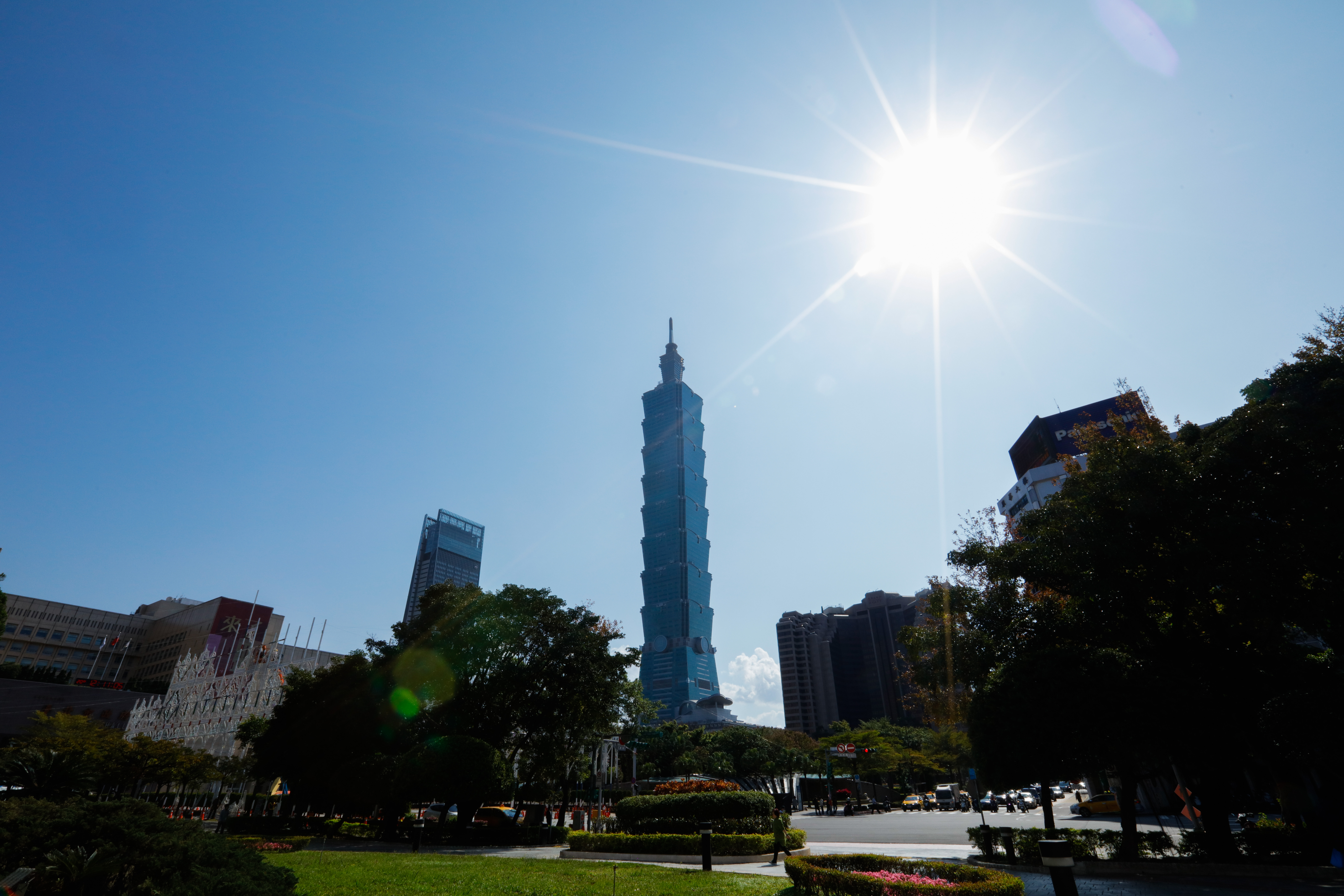 台灣各地及澎湖、金門大多為晴到多雲的天氣,高溫炎熱。