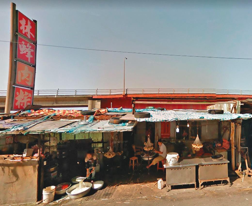 早期林蜂肉粽在十八王公廟前的商店街有店面，但後來因政府整頓遭拆除。（翻攝Google map）