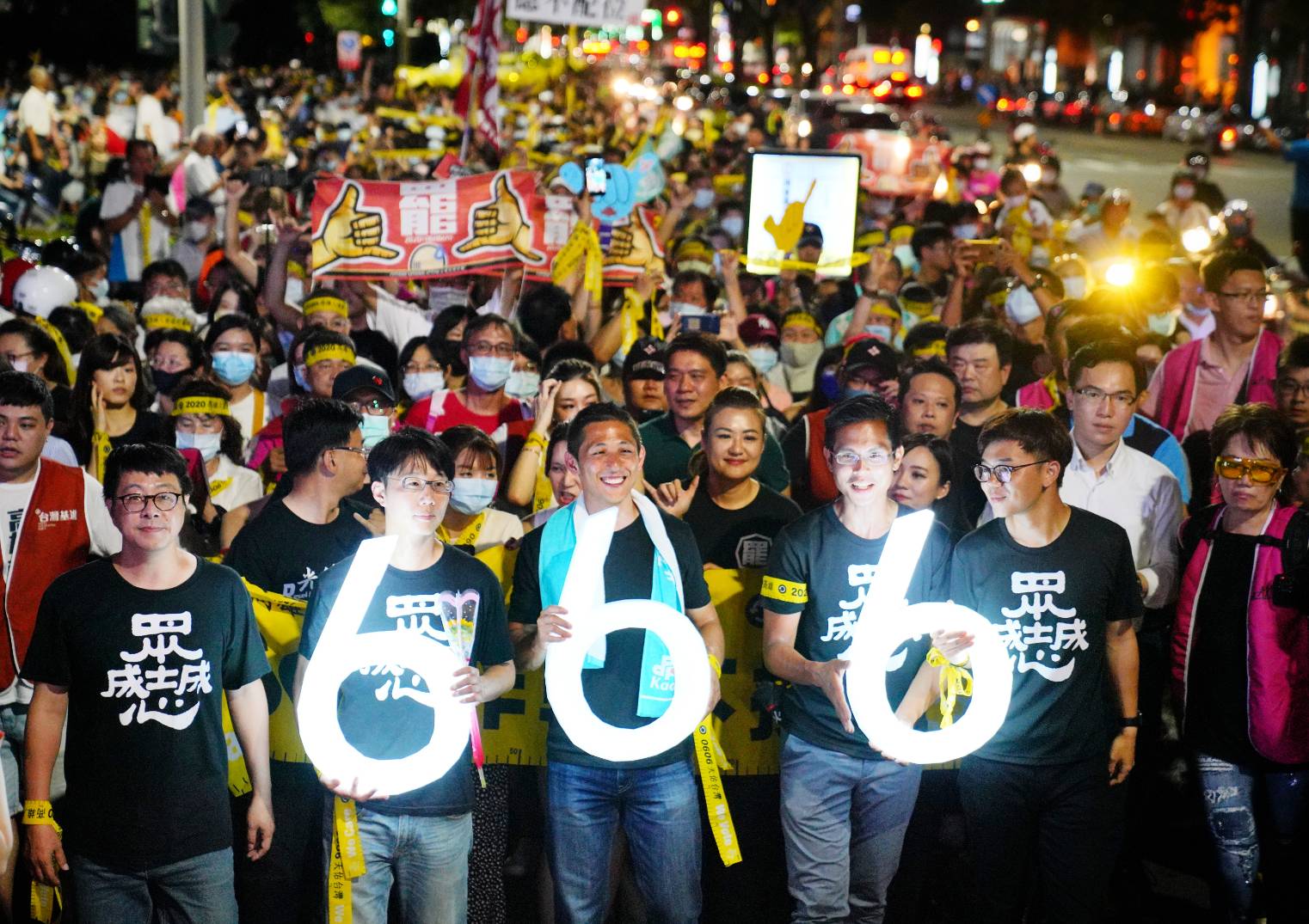 「罷韓四君子」陳冠榮（左2）、尹立、李佾潔及張博洋站在吳怡農身邊，反倒只像是配角。