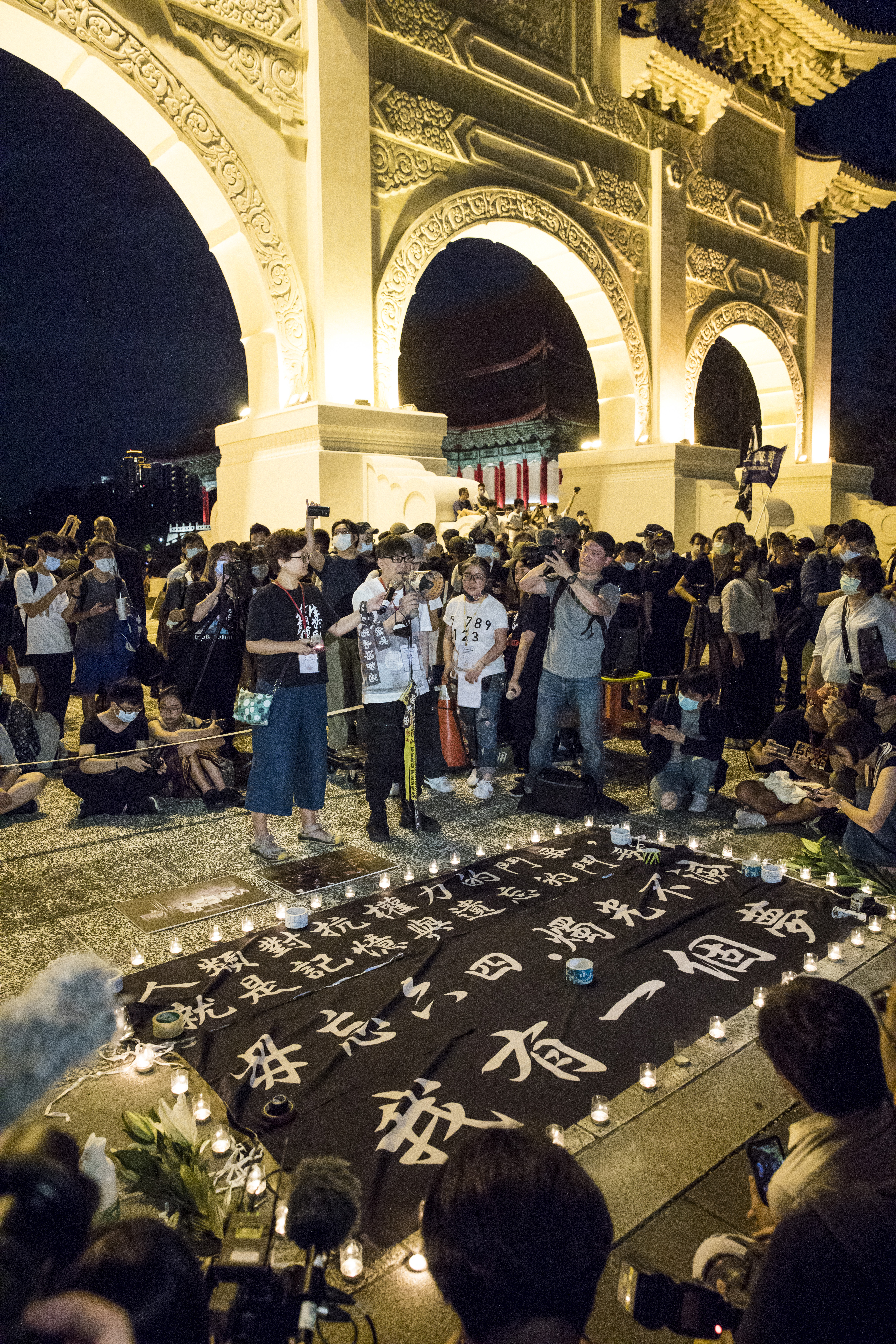 活動現場的地上有一面黑旗，寫著「毋忘六四，燭光不滅」。