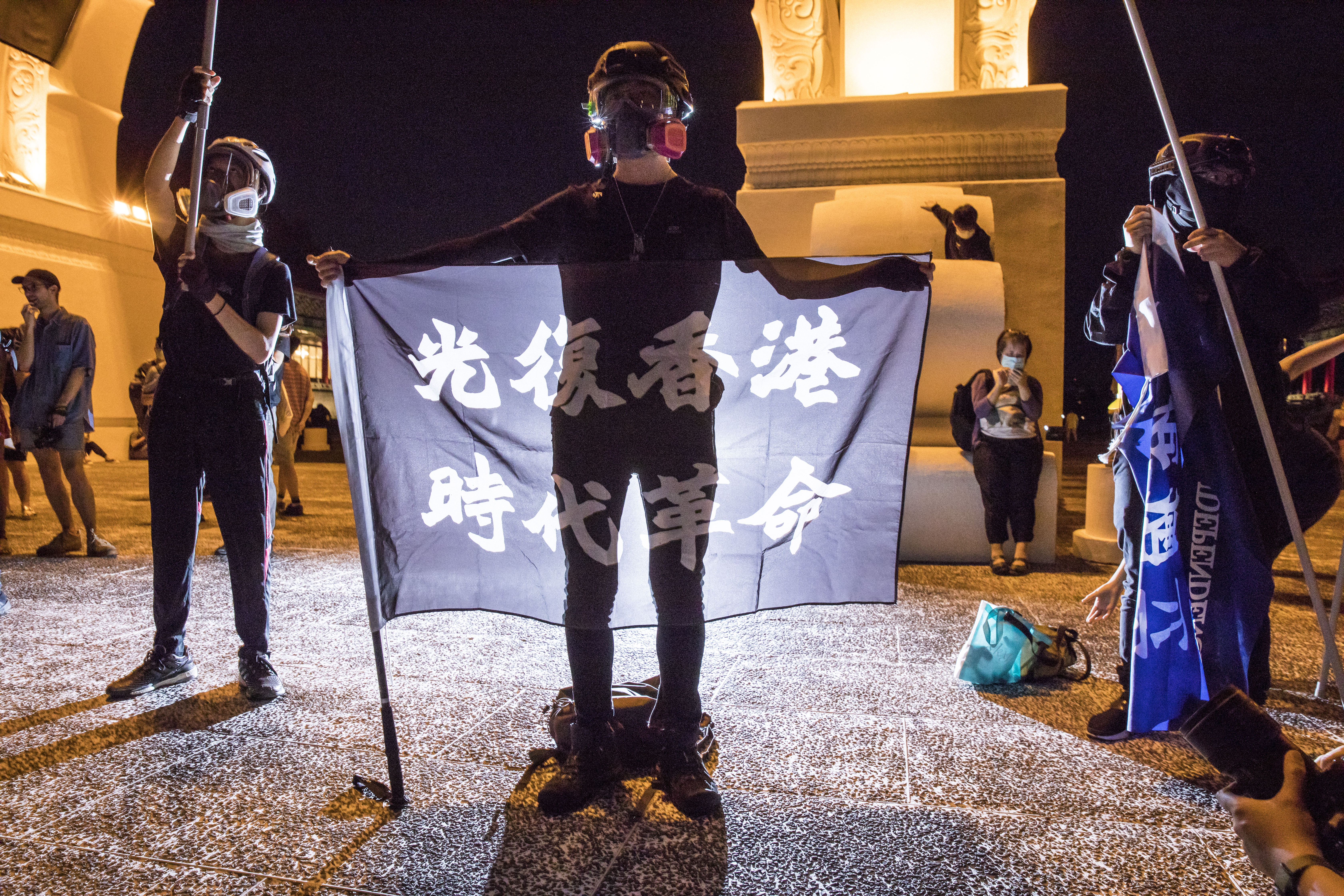 有逃亡來台的香港人，在現場舉起「光復香港，時代革命」的旗幟。