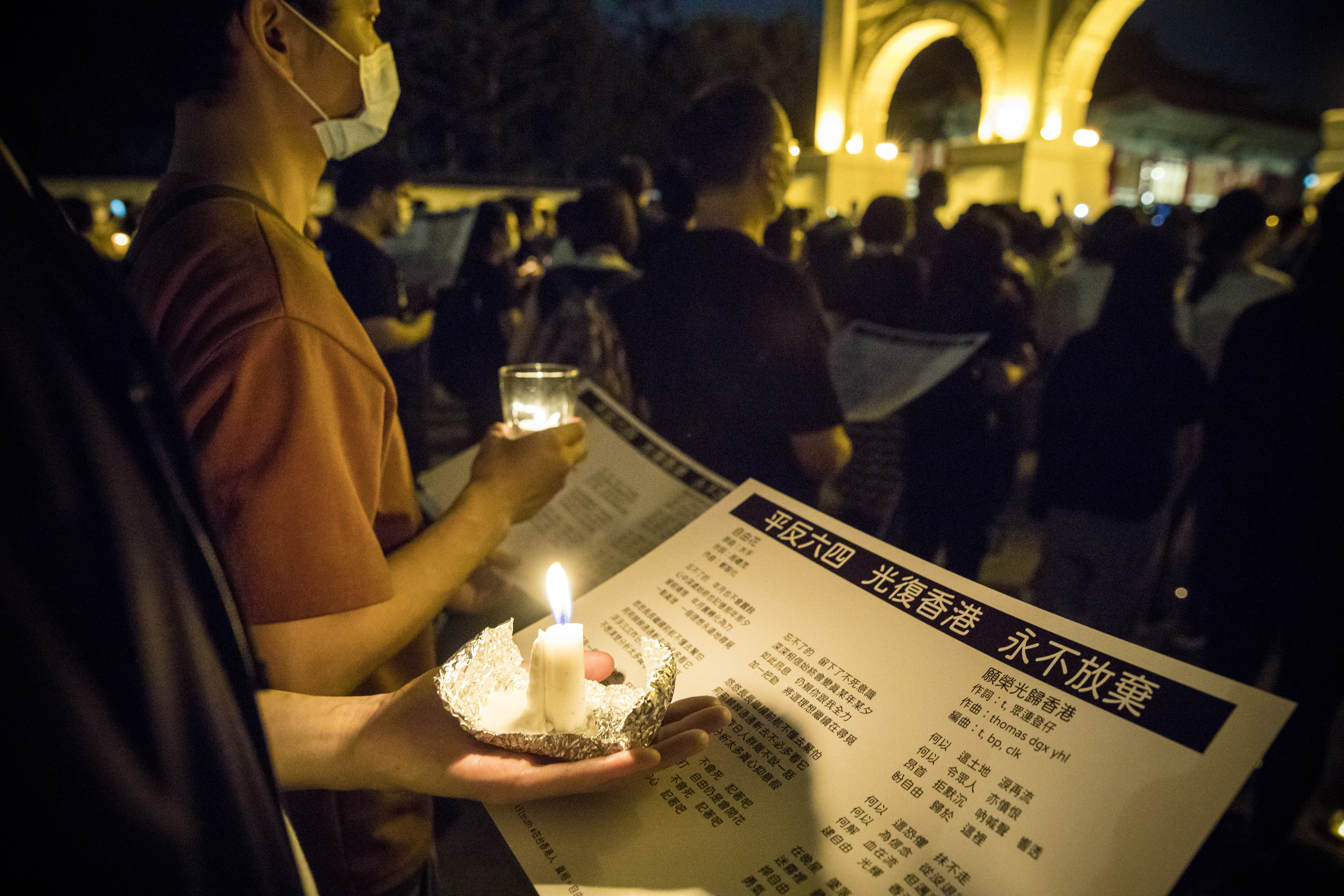 民眾自備燭火參加紀念晚會，象徵黑暗中的光明。