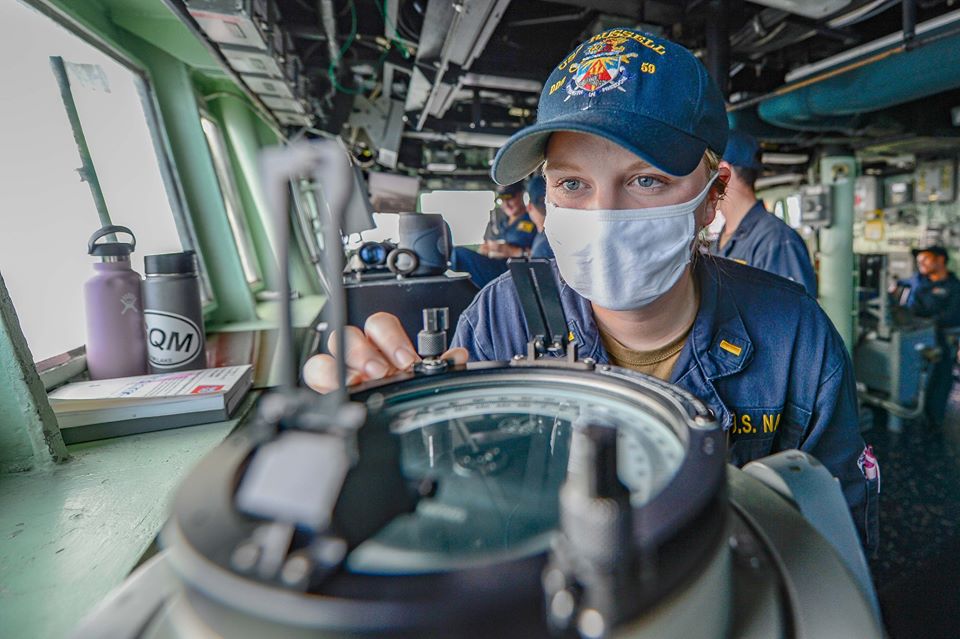 因應防疫,官兵皆戴口罩執勤。(翻攝自U.S. 7th Fleet臉書)