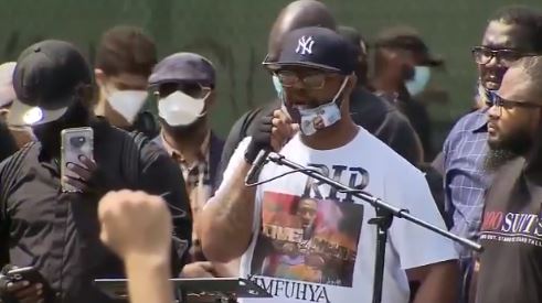 佛洛伊德胞弟泰倫斯出席哥哥追悼會。（翻攝自Twitter）