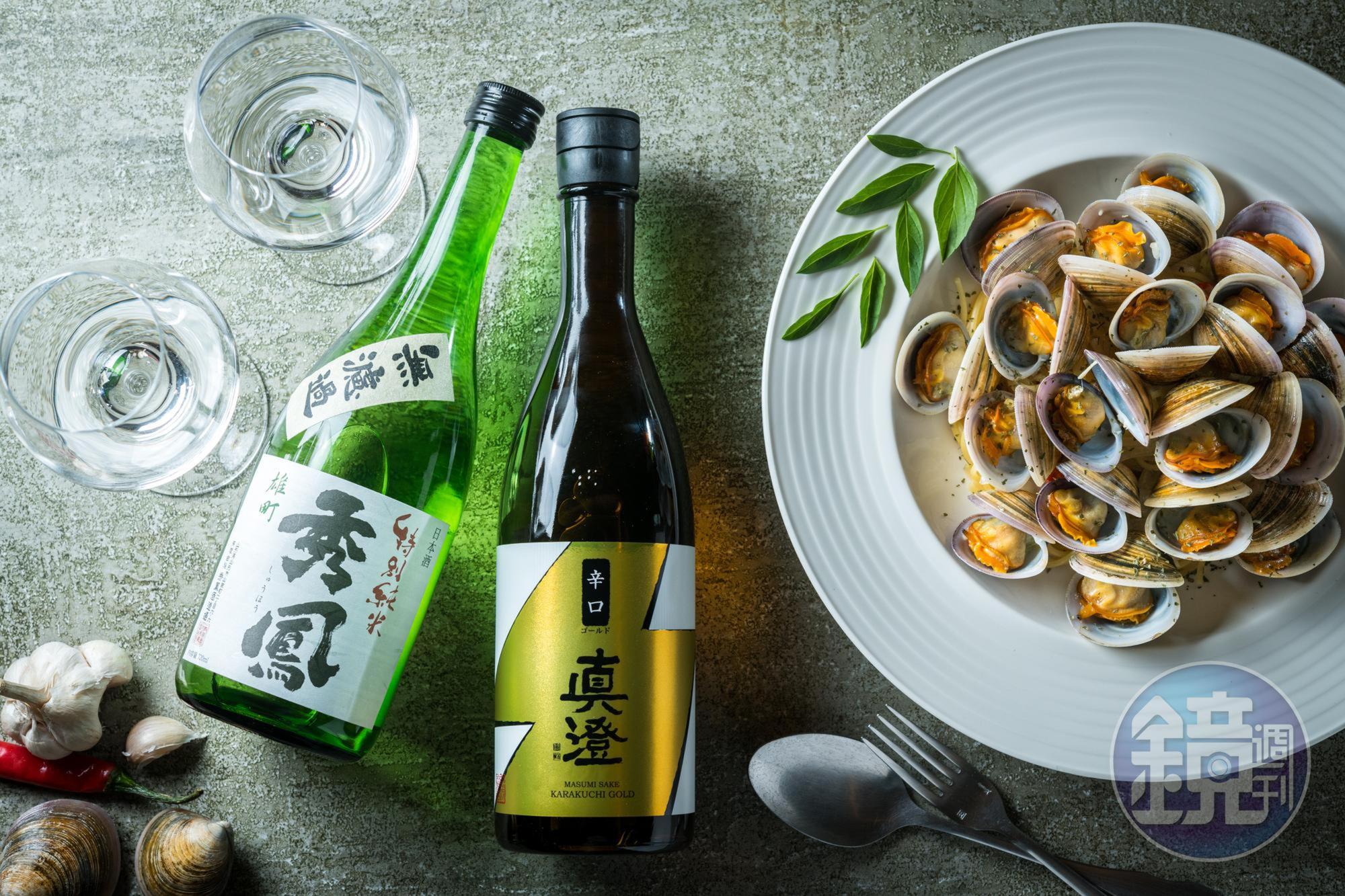秀鳳酒造的「雄町 無濾過 特別純米酒」華美穩重(左,1,200元/720ml、瓶),真澄酒造的「辛口金標」則清麗易飲(中,830元/720ml、瓶),與鮮到爆炸的「白酒赤嘴義大利麵」(右,無菜單料理菜色)都是絕配。