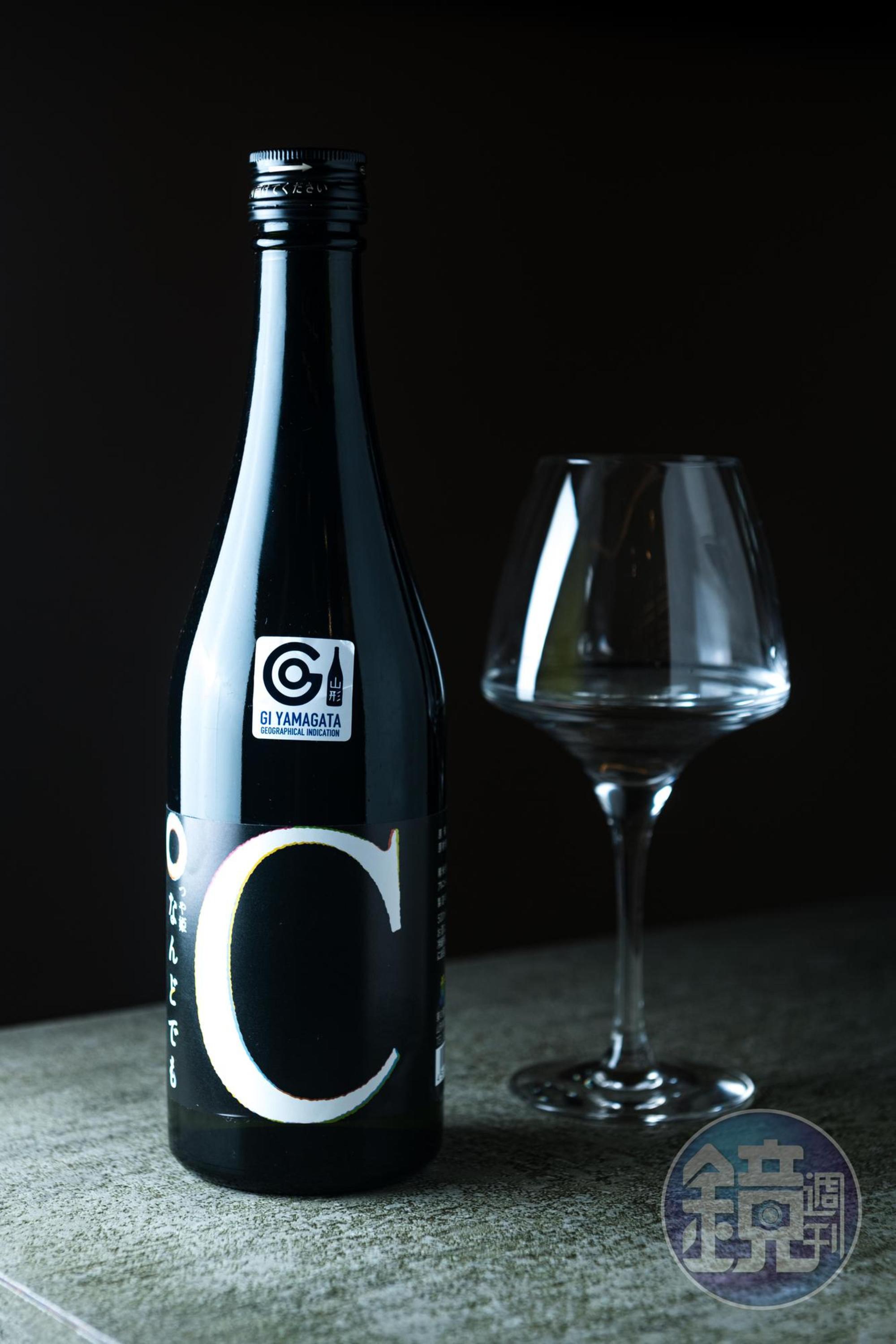 新派日本酒「艷姬C 純米吟釀」酸爽細緻如白酒,與海鮮自然是絕配,品飲溫度從5度到55度都有不同風貌。(750元/500ml瓶)
