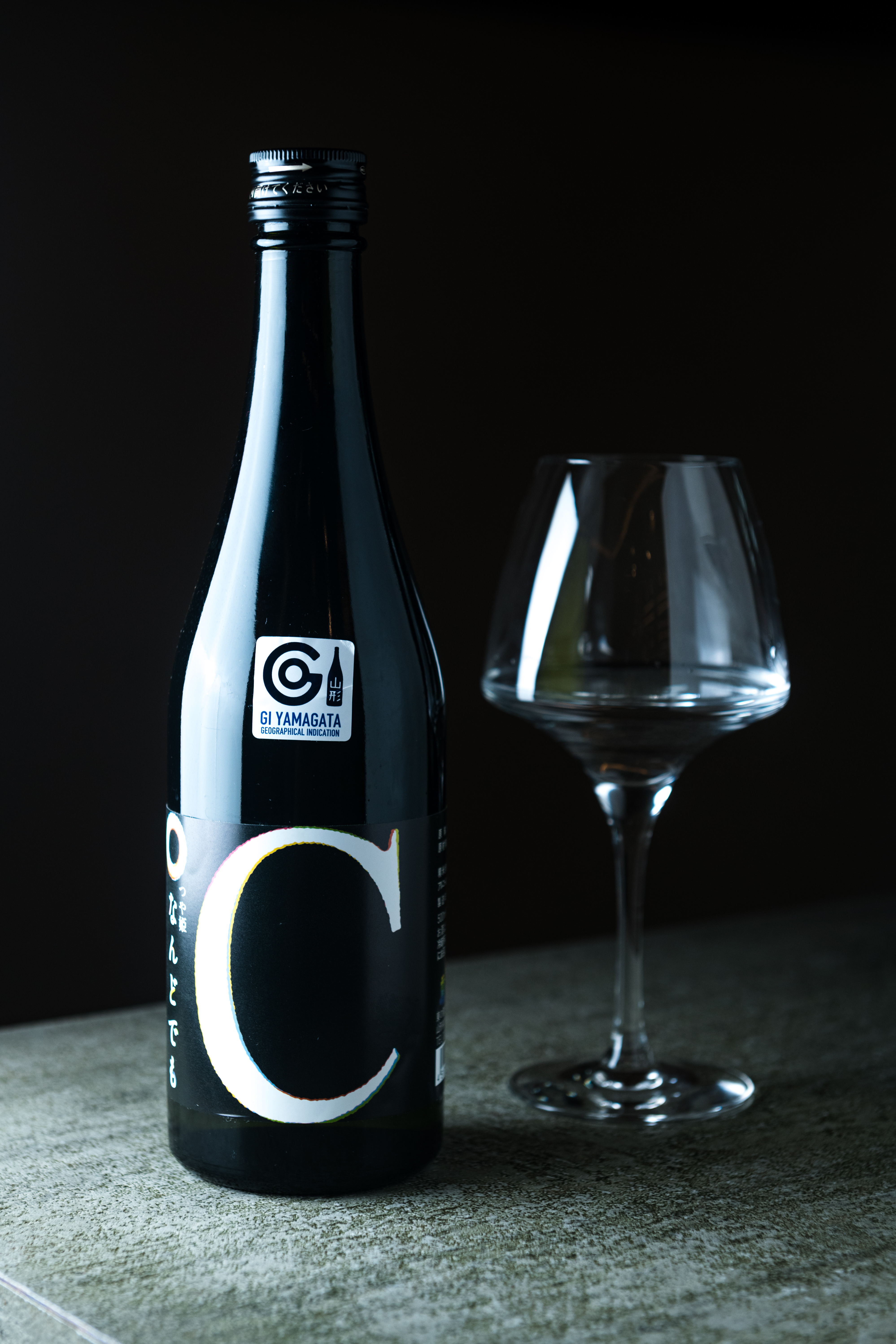 新派日本酒「艷姬C 純米吟釀」酸爽細緻如白酒，與海鮮自然是絕配，品飲溫度從5度到55度都有不同風貌。（750元／500ml瓶）