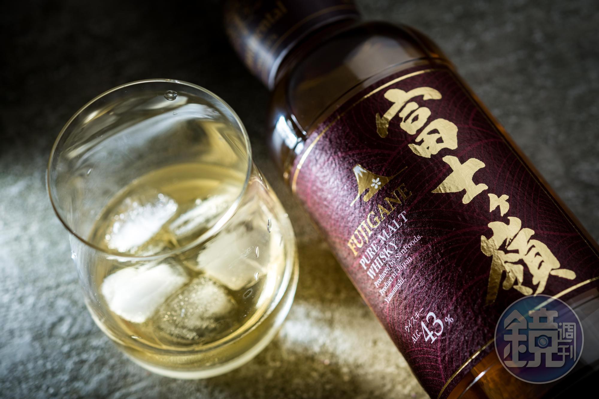 產自山梨縣サン．フーズ酒廠的「富士ヶ嶺」威士忌，有飽滿的蘋果柑橘香，純飲美味，還可用蘋果汁凍成冰塊做Highball。（2,300元／700ml、瓶）