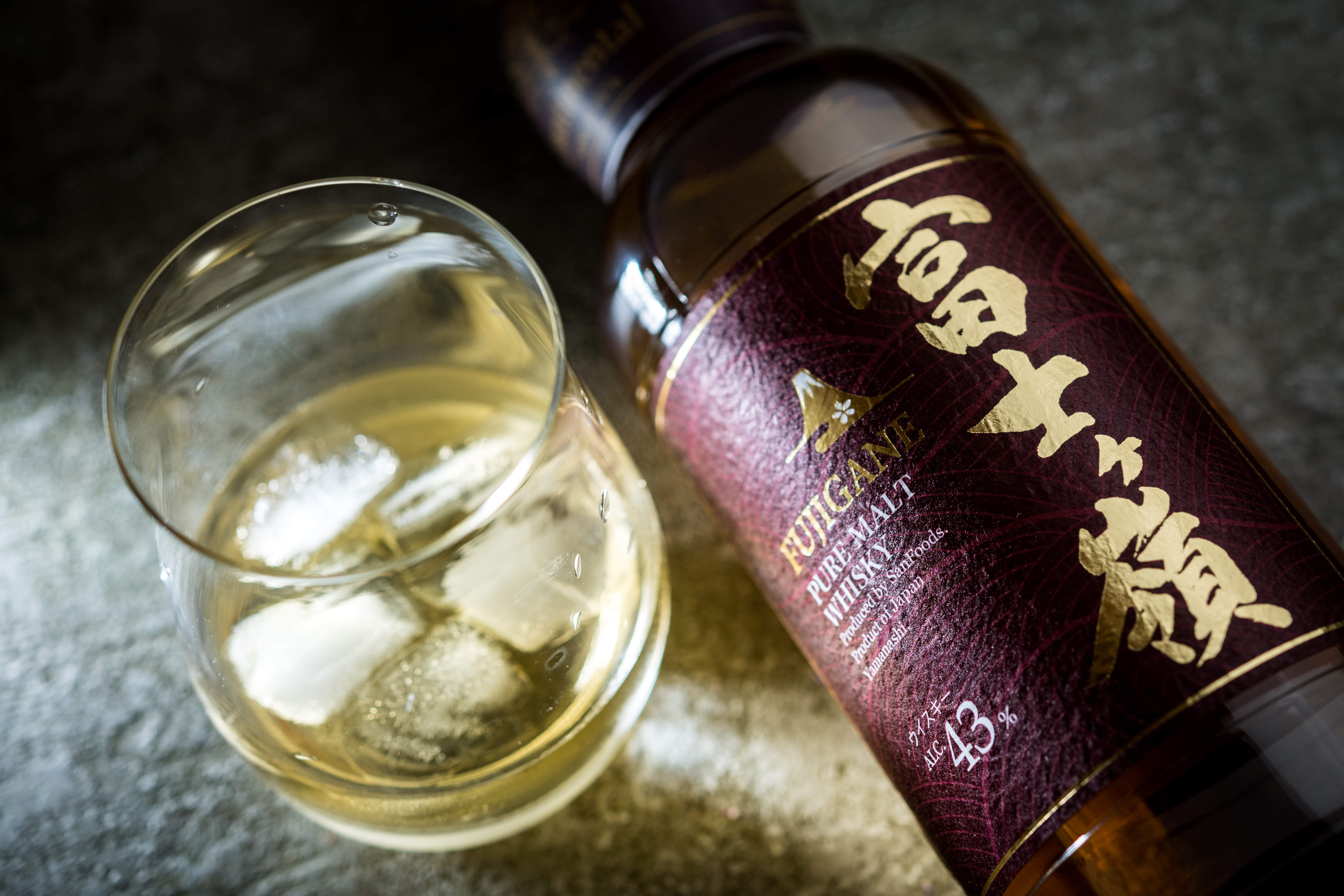 產自山梨縣サン．フーズ酒廠的「富士ヶ嶺」威士忌，有飽滿的蘋果柑橘香，純飲美味，還可用蘋果汁凍成冰塊做Highball。（2,300元／700ml、瓶）