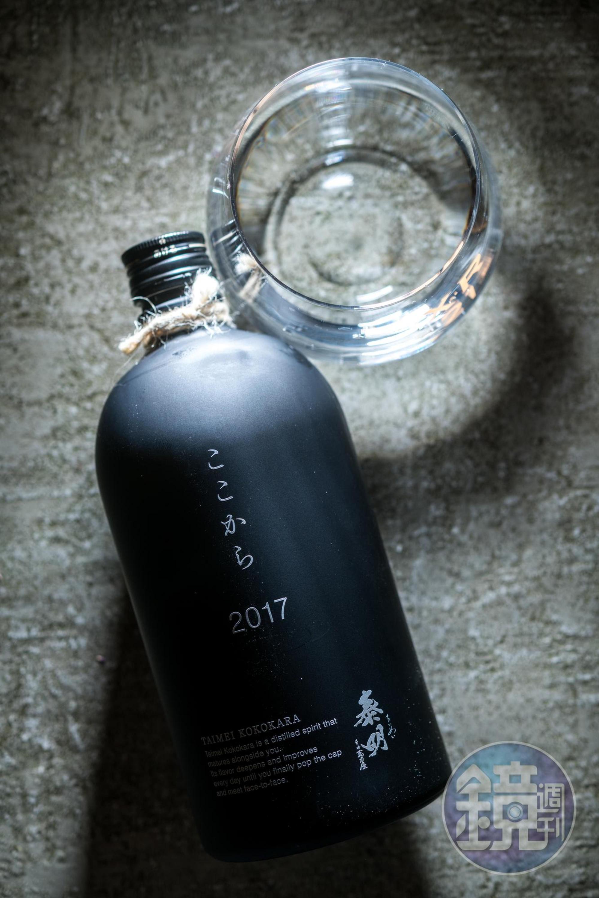 泰明的年份特別款「啟程（ここから）2017」雖然酒精度數高，卻細膩綿甜不辣口。（3,500元／720ml、瓶）