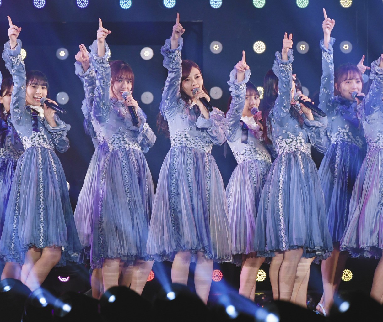 白石麻衣（中）是「乃木坂46」的主力成員，今年初宣布將畢業。（翻攝中日體育報）