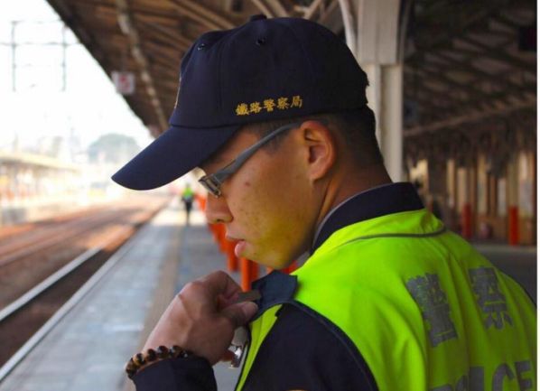 年僅25歲的鐵路警李承翰，遭逃票乘客持刀刺死殉職。（翻攝自畫面）